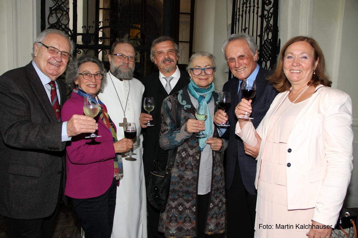 Erich und Anneliese Fidesser, Abt Michael ProhÃ¡zka, Ingomar Hofbauer, Gertraud und Josef HÃ¶chtl, Gerlinde Hofbauer (von links). Foto: Martin Kalchhauser